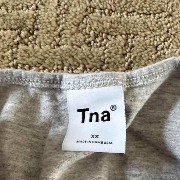 TNA Gray Ruched Crop Top - Picture 2 of 2